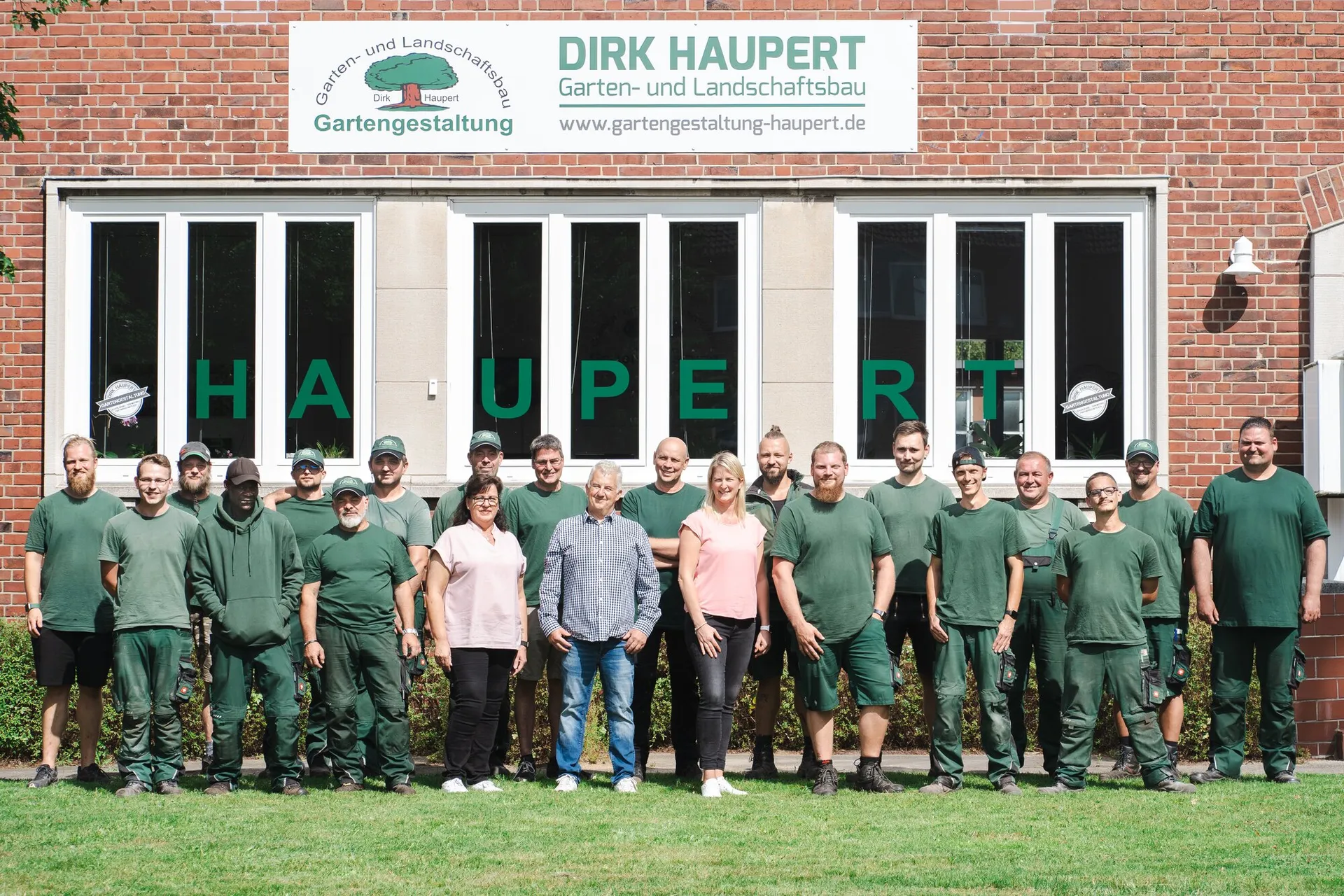 Honiggläser in einer Gartenanlage